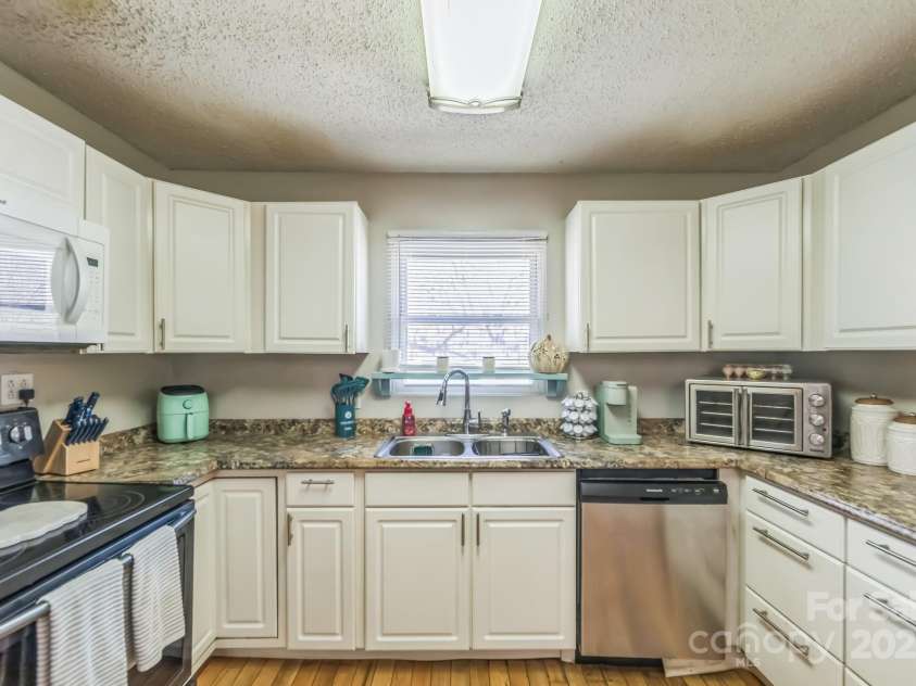 2100 Pisgah Highway, Candler, NC 28715.  MLS# CAR4238028, YatesRealty ID 4131. 