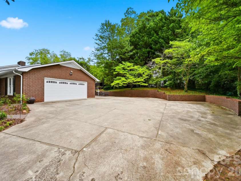 1756 12th Street Drive, Hickory, NC 28601.  MLS# CAR4407511, YatesRealty ID 41311. 