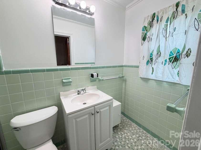 1327 Dresden Drive, Charlotte, NC 28205.  MLS# CAR4408814, YatesRealty ID 41312. Full Bath