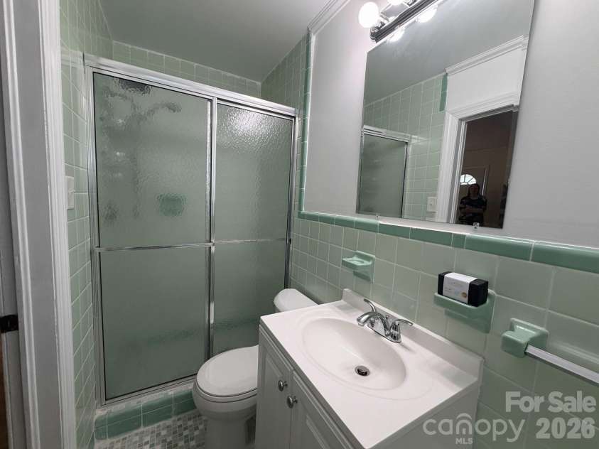 1327 Dresden Drive, Charlotte, NC 28205.  MLS# CAR4408814, YatesRealty ID 41312. Full Bath