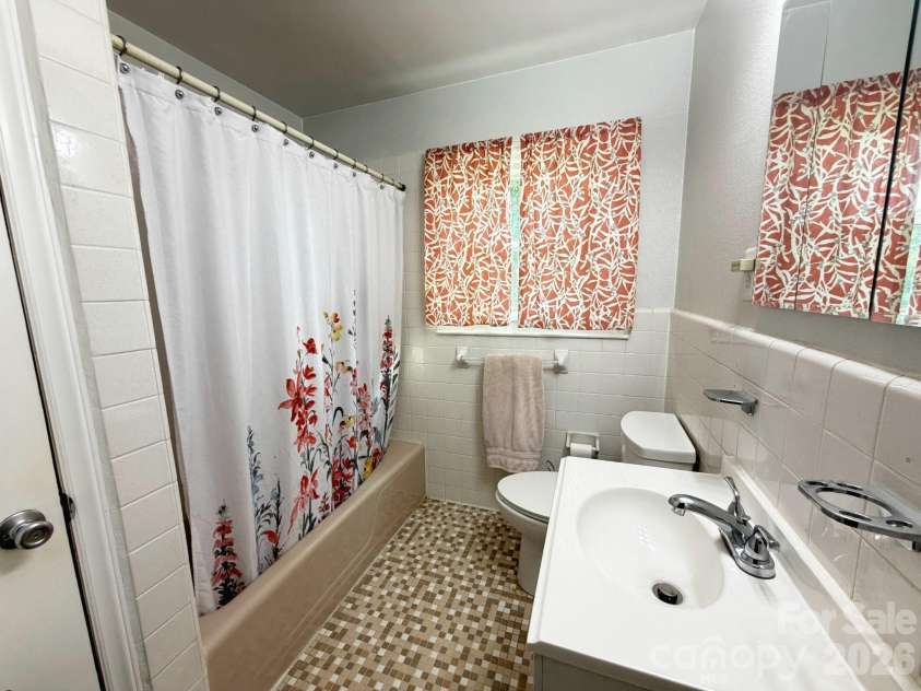 1327 Dresden Drive, Charlotte, NC 28205.  MLS# CAR4408814, YatesRealty ID 41312. Hallway Full Bath