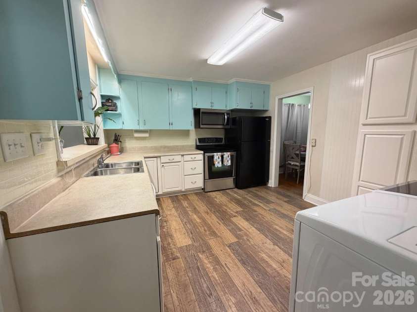 1327 Dresden Drive, Charlotte, NC 28205.  MLS# CAR4408814, YatesRealty ID 41312. Kitchen