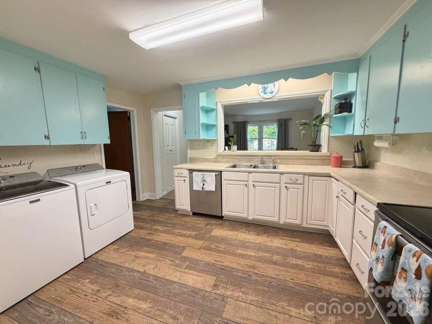 1327 Dresden Drive, Charlotte, NC 28205.  MLS# CAR4408814, YatesRealty ID 41312. Kitchen