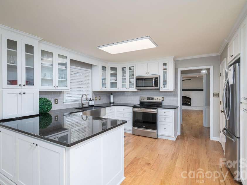 1308 Dumbarton Road, Gastonia, NC 28054.  MLS# CAR4396457, YatesRealty ID 41313. Kitchen with black granite counter tops