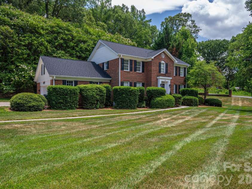 1308 Dumbarton Road, Gastonia, NC 28054.  MLS# CAR4396457, YatesRealty ID 41313. Large Front Yard
