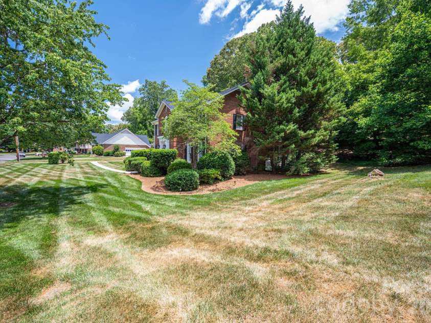 1308 Dumbarton Road, Gastonia, NC 28054.  MLS# CAR4396457, YatesRealty ID 41313. Large side yard looking towards driveway
