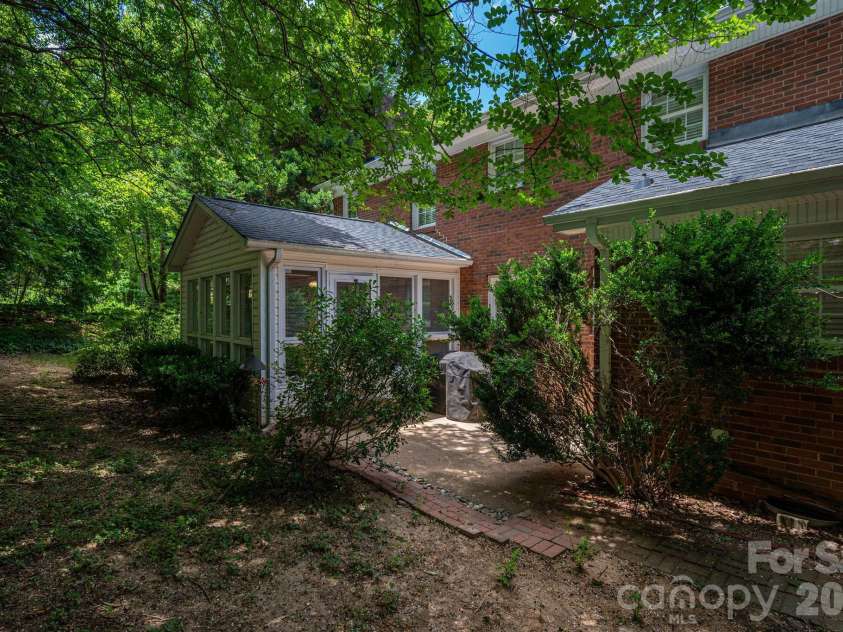1308 Dumbarton Road, Gastonia, NC 28054.  MLS# CAR4396457, YatesRealty ID 41313. Shaded back yard and patio