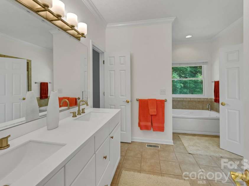 77 Carriage West Drive, Hendersonville, NC 28791.  MLS# CAR4403806, YatesRealty ID 41315. Master Bath