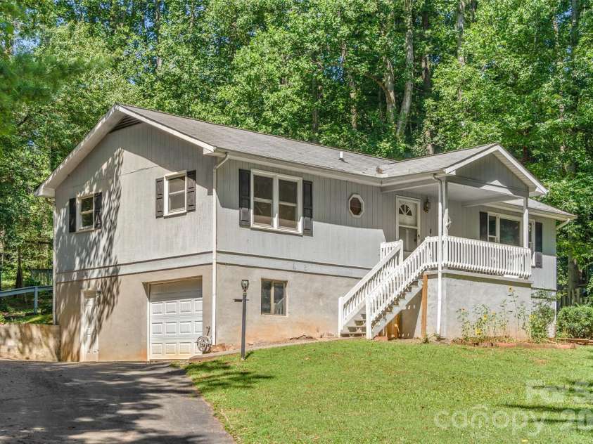 33 Baker Drive, Asheville, NC 28806.  MLS# CAR4406156, YatesRealty ID 41316. 