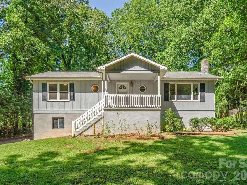 33 Baker Drive, Asheville, NC 28806.  MLS# CAR4406156, YatesRealty ID 41316. 
