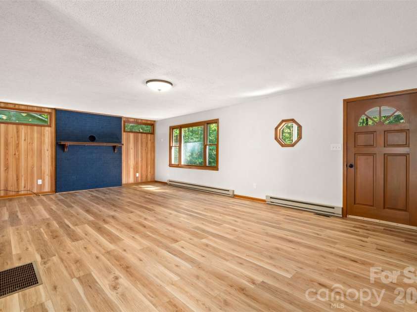 33 Baker Drive, Asheville, NC 28806.  MLS# CAR4406156, YatesRealty ID 41316. 
