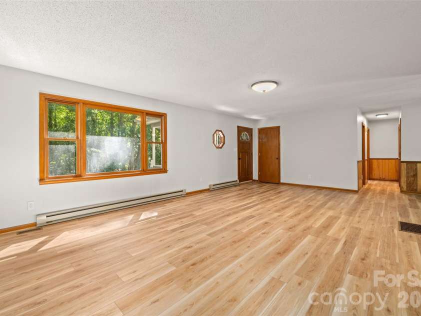 33 Baker Drive, Asheville, NC 28806.  MLS# CAR4406156, YatesRealty ID 41316. 