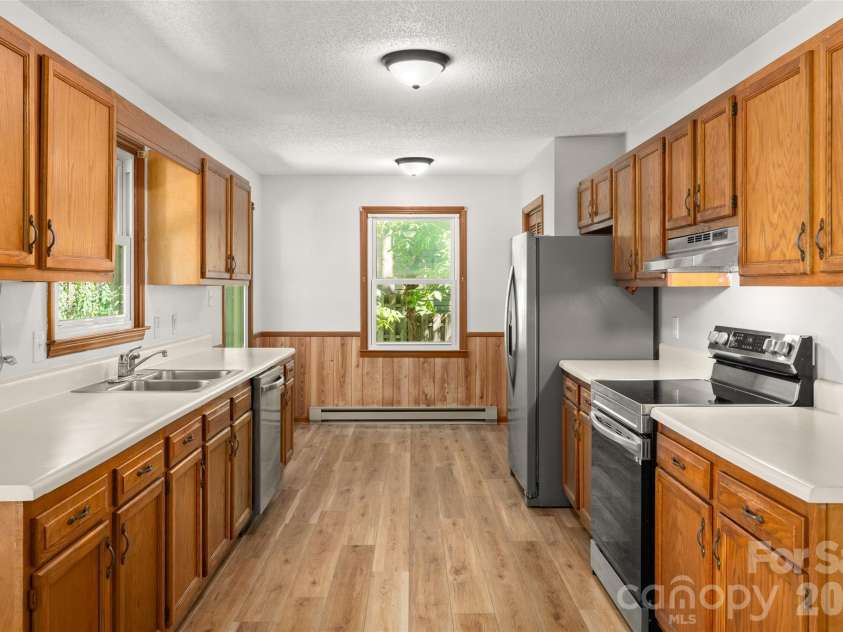 33 Baker Drive, Asheville, NC 28806.  MLS# CAR4406156, YatesRealty ID 41316. 