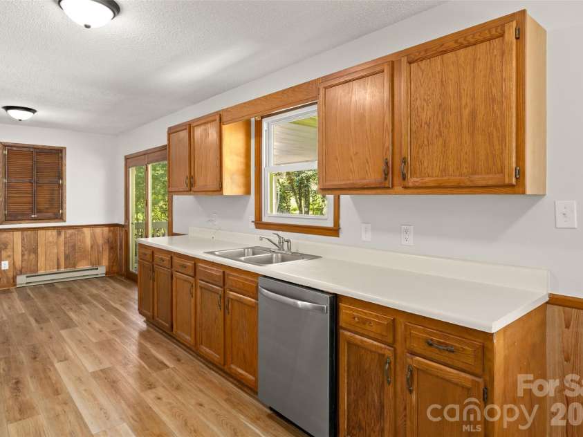 33 Baker Drive, Asheville, NC 28806.  MLS# CAR4406156, YatesRealty ID 41316. 