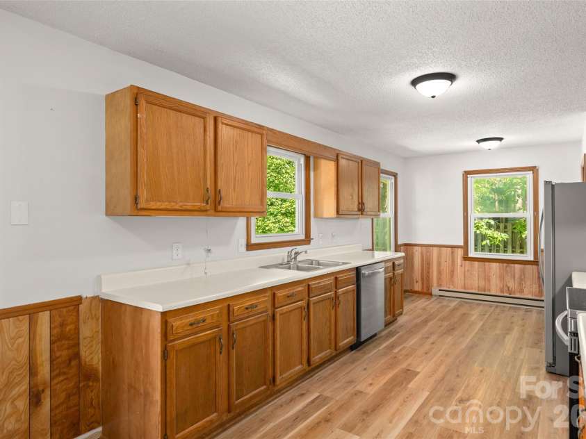 33 Baker Drive, Asheville, NC 28806.  MLS# CAR4406156, YatesRealty ID 41316. 