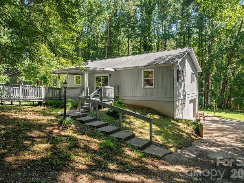33 Baker Drive, Asheville, NC 28806.  MLS# CAR4406156, YatesRealty ID 41316. 