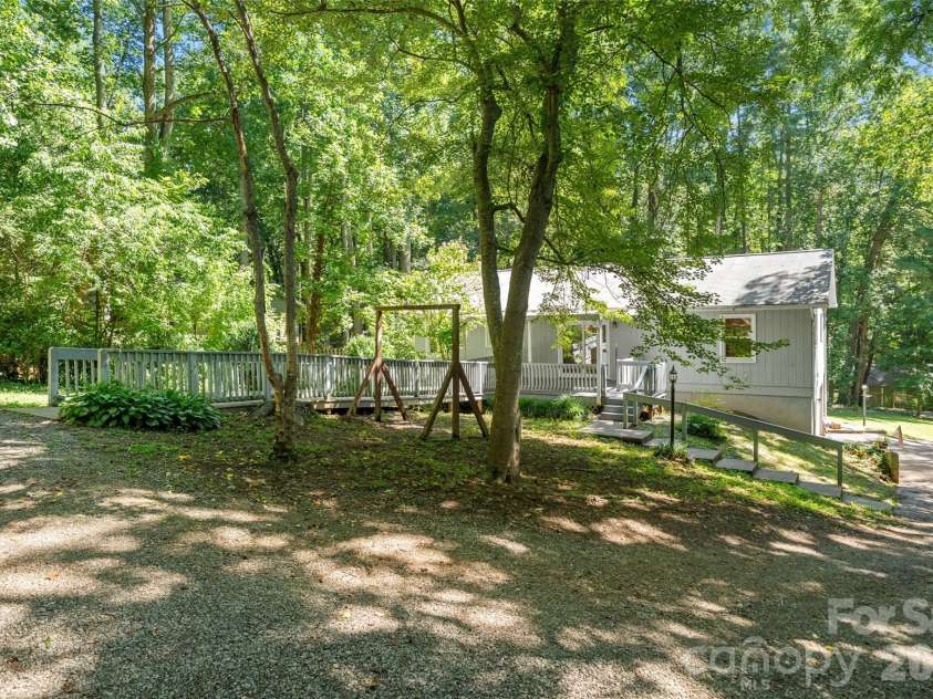 33 Baker Drive, Asheville, NC 28806.  MLS# CAR4406156, YatesRealty ID 41316. 