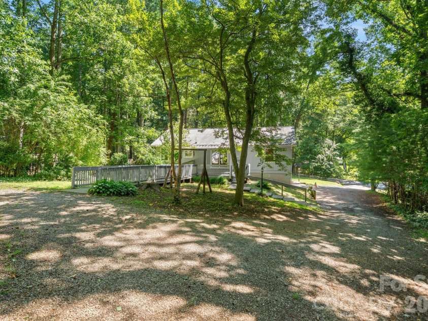 33 Baker Drive, Asheville, NC 28806.  MLS# CAR4406156, YatesRealty ID 41316. 