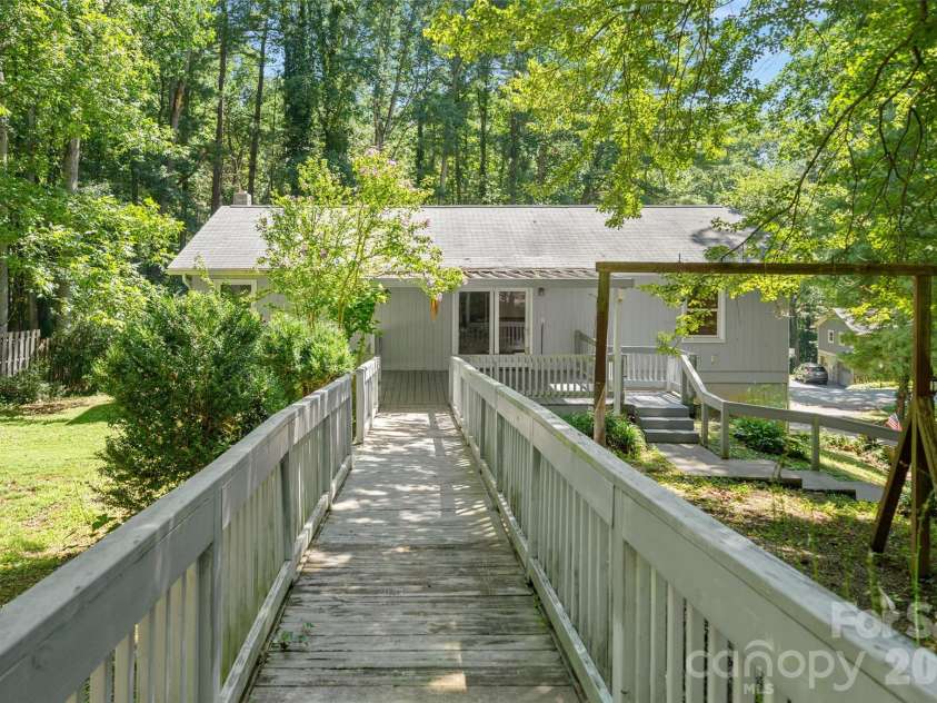 33 Baker Drive, Asheville, NC 28806.  MLS# CAR4406156, YatesRealty ID 41316. 