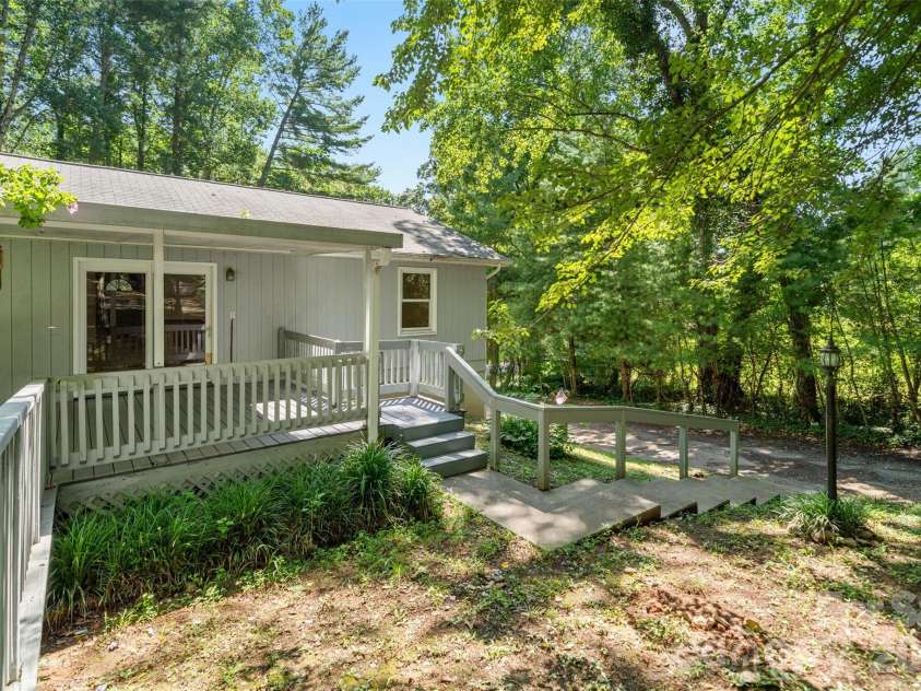 33 Baker Drive, Asheville, NC 28806.  MLS# CAR4406156, YatesRealty ID 41316. 
