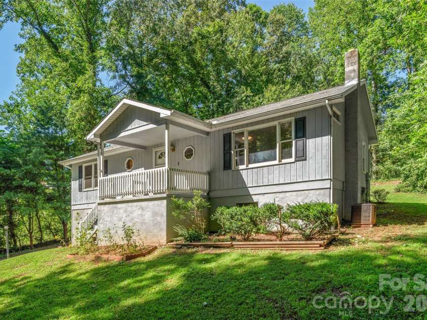 33 Baker Drive, Asheville, NC 28806.  MLS# CAR4406156, YatesRealty ID 41316. 
