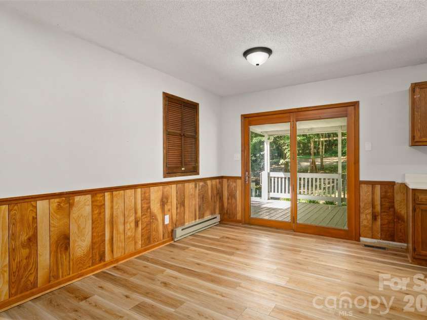 33 Baker Drive, Asheville, NC 28806.  MLS# CAR4406156, YatesRealty ID 41316. Dining area