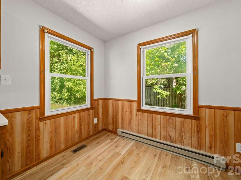 33 Baker Drive, Asheville, NC 28806.  MLS# CAR4406156, YatesRealty ID 41316. Eat in nook