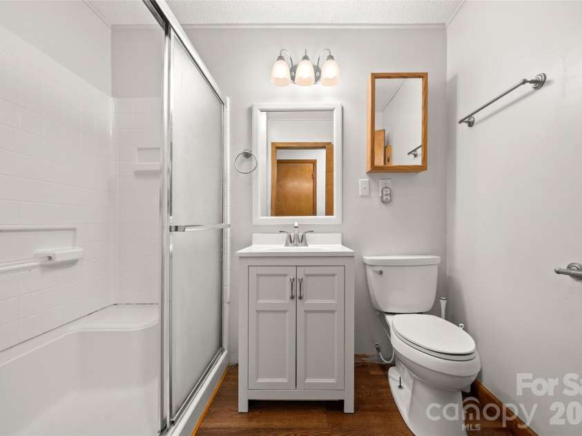 33 Baker Drive, Asheville, NC 28806.  MLS# CAR4406156, YatesRealty ID 41316. Hall bath