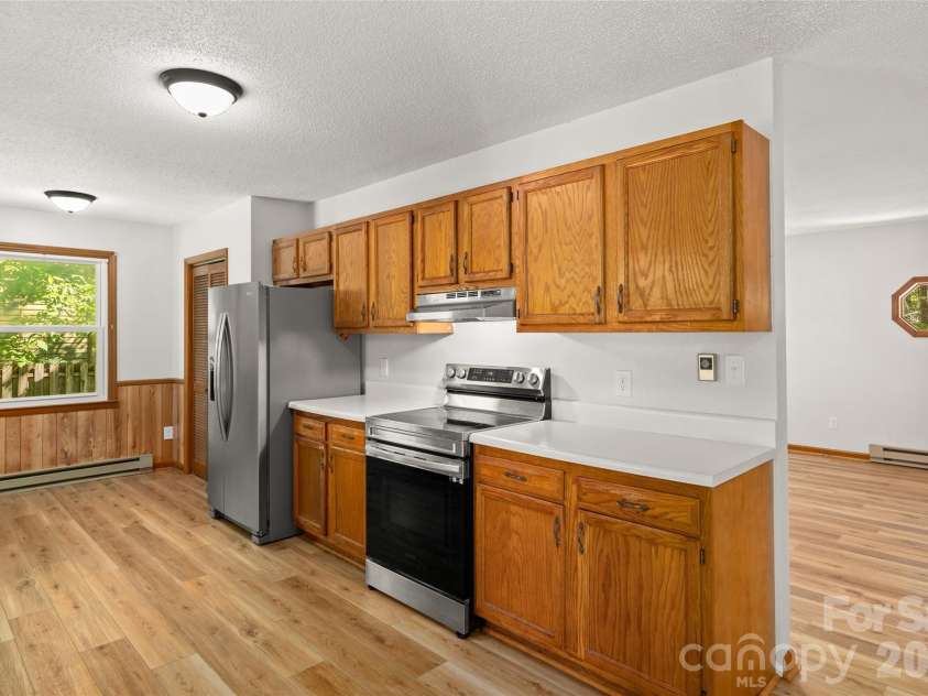 33 Baker Drive, Asheville, NC 28806.  MLS# CAR4406156, YatesRealty ID 41316. Ki
