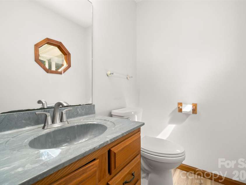 33 Baker Drive, Asheville, NC 28806.  MLS# CAR4406156, YatesRealty ID 41316. Primary ensuite