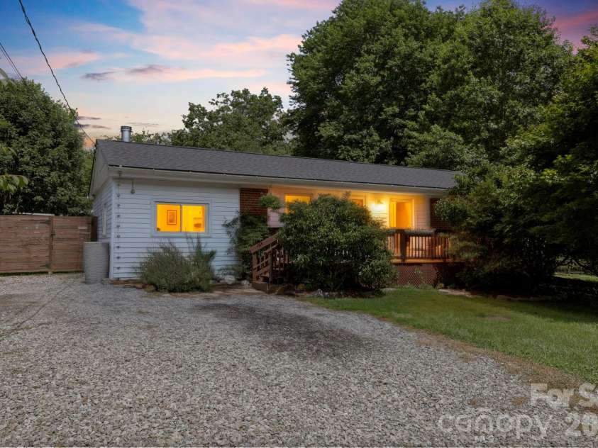 122 Scenic View Drive, Swannanoa, NC 28778.  MLS# CAR4403946, YatesRealty ID 41323. 