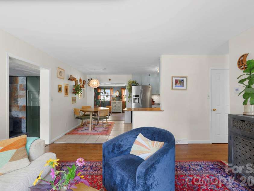 122 Scenic View Drive, Swannanoa, NC 28778.  MLS# CAR4403946, YatesRealty ID 41323. 