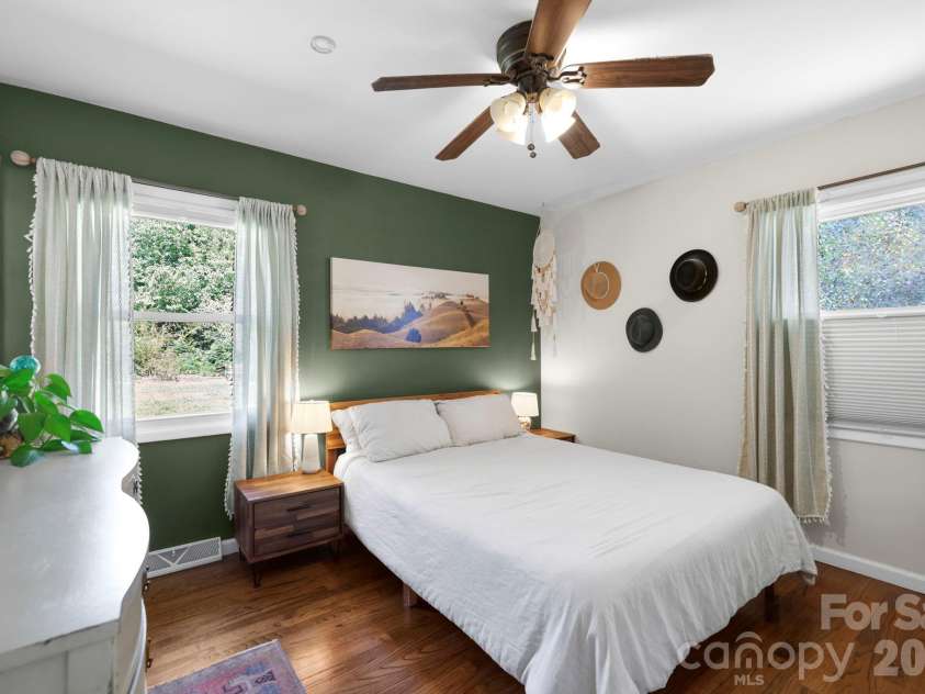 122 Scenic View Drive, Swannanoa, NC 28778.  MLS# CAR4403946, YatesRealty ID 41323. 