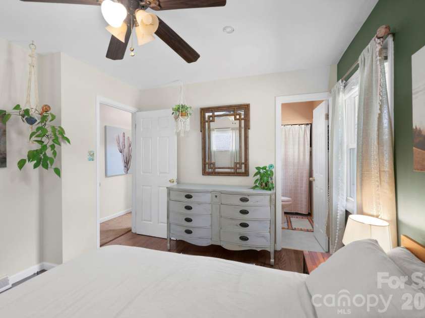 122 Scenic View Drive, Swannanoa, NC 28778.  MLS# CAR4403946, YatesRealty ID 41323. 