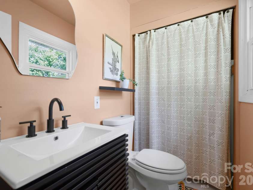 122 Scenic View Drive, Swannanoa, NC 28778.  MLS# CAR4403946, YatesRealty ID 41323. 