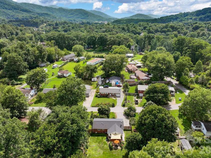 122 Scenic View Drive, Swannanoa, NC 28778.  MLS# CAR4403946, YatesRealty ID 41323. 
