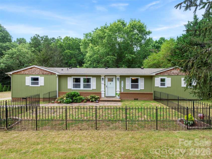 32 Reeves Road, Leicester, NC 28748.  MLS# CAR4407288, YatesRealty ID 41329. 