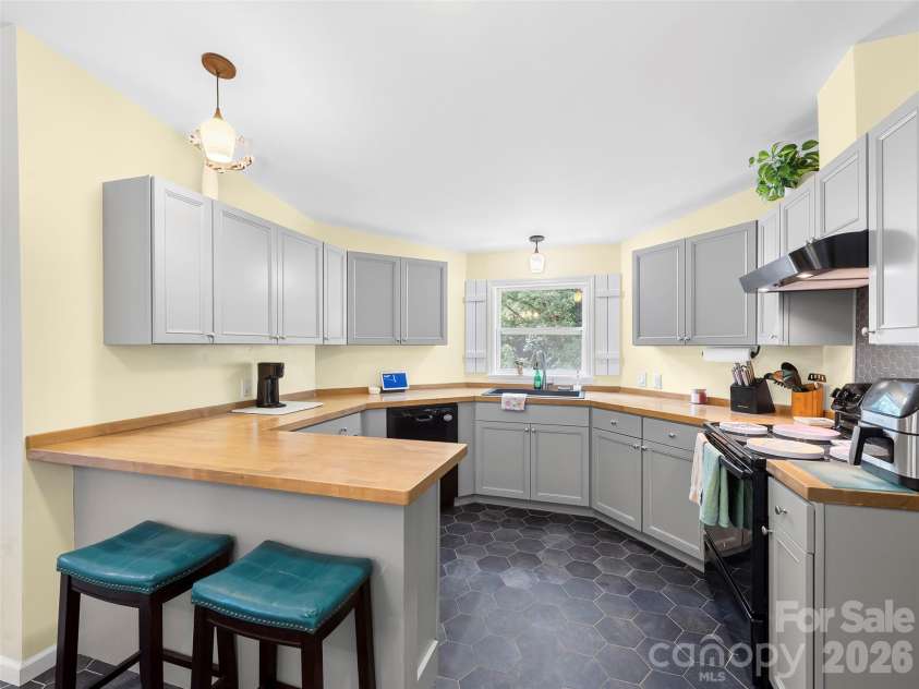 32 Reeves Road, Leicester, NC 28748.  MLS# CAR4407288, YatesRealty ID 41329. 