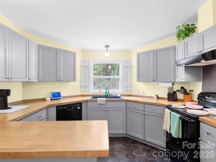 32 Reeves Road, Leicester, NC 28748.  MLS# CAR4407288, YatesRealty ID 41329. 