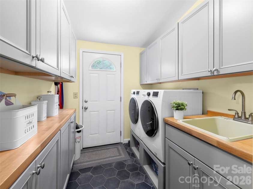 32 Reeves Road, Leicester, NC 28748.  MLS# CAR4407288, YatesRealty ID 41329. Butler pantry/laundry room