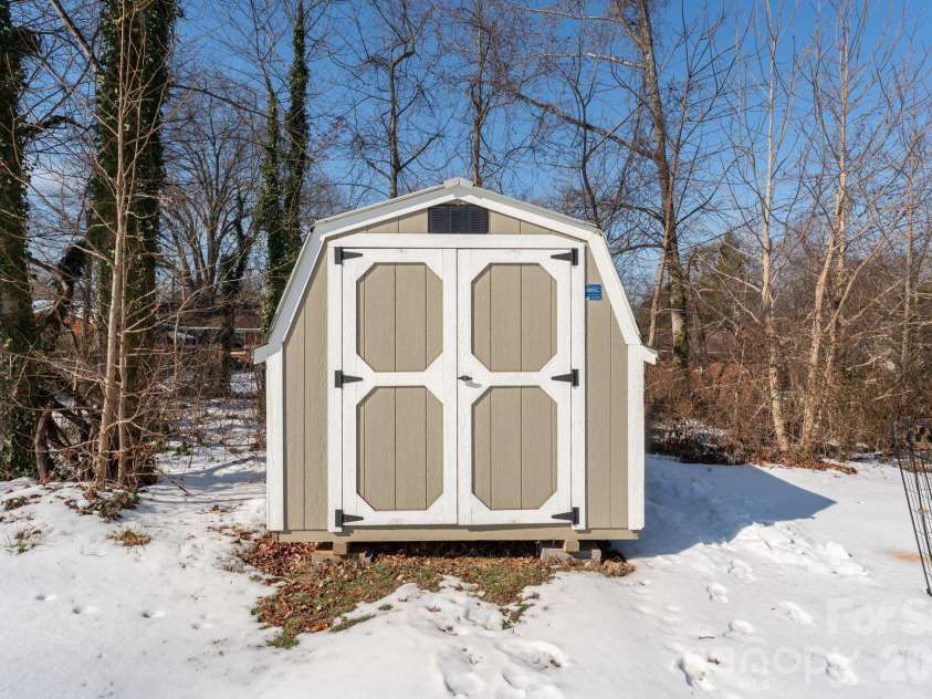 215 James Street, Lexington, NC 27295.  MLS# CAR4344993, YatesRealty ID 4133. 