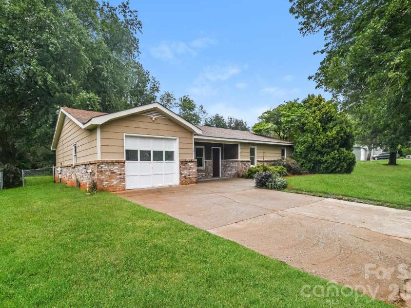 320 Aqua Drive, Forest City, NC 28043.  MLS# CAR4409702, YatesRealty ID 41337. 