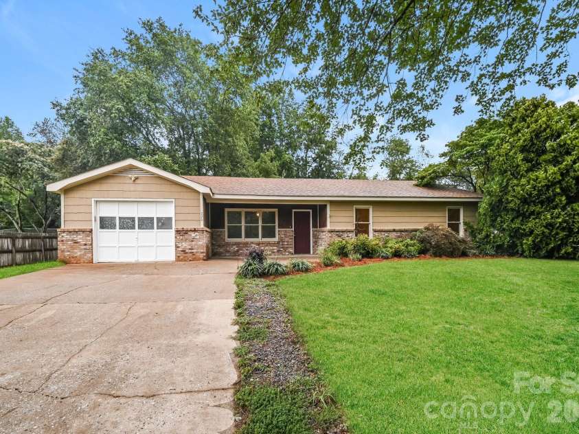320 Aqua Drive, Forest City, NC 28043.  MLS# CAR4409702, YatesRealty ID 41337. 
