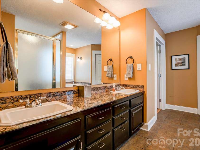 2424 Olan Drive, Shelby, NC 28152.  MLS# CAR4395508, YatesRealty ID 41339. Primary Bath