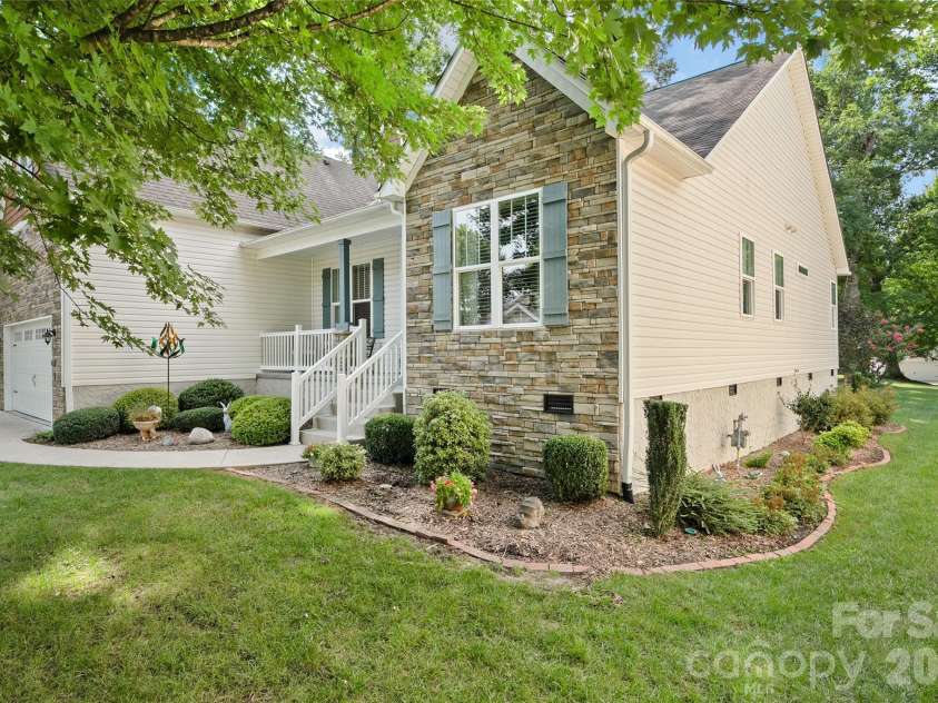 64 Eagle Pointe Way, Flat Rock, NC 28731.  MLS# CAR4408139, YatesRealty ID 41341. 