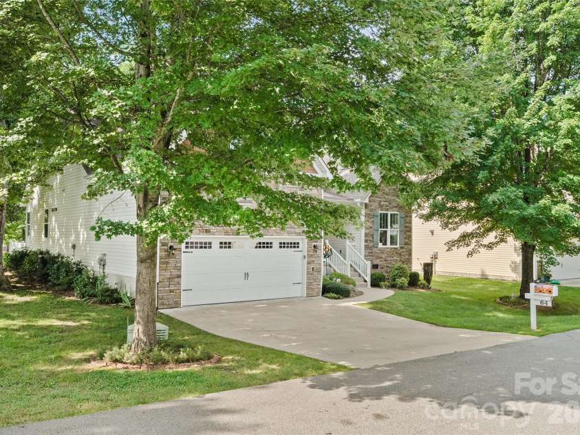 64 Eagle Pointe Way, Flat Rock, NC 28731.  MLS# CAR4408139, YatesRealty ID 41341. 