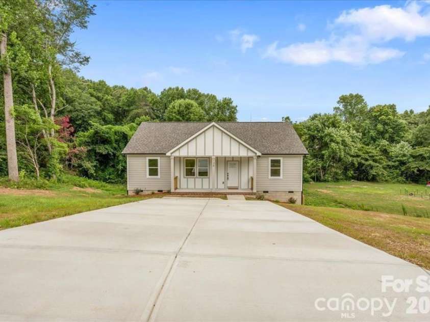 126 Aspen Street, Yadkinville, NC 27055.  MLS# CAR4417887, YatesRealty ID 41343. 