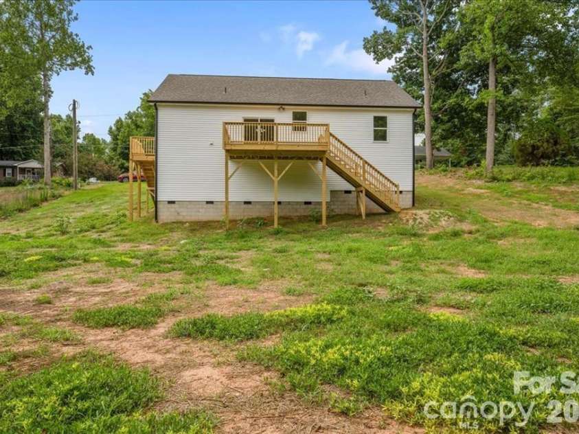 126 Aspen Street, Yadkinville, NC 27055.  MLS# CAR4417887, YatesRealty ID 41343. 
