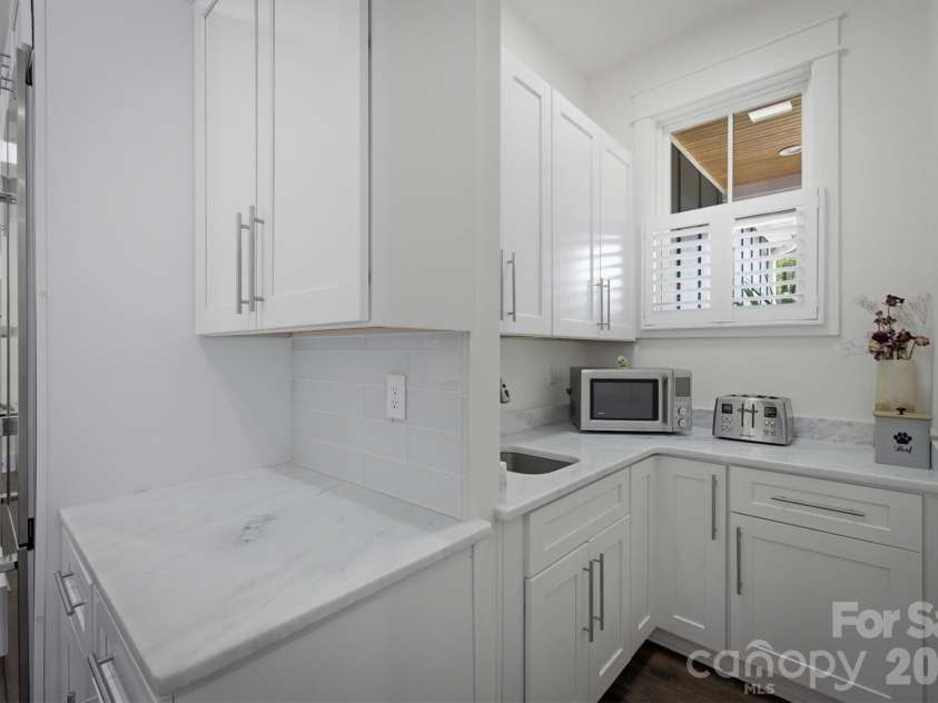 4820 Glen Hollow Lane, Hickory, NC 28601.  MLS# CAR4406344, YatesRealty ID 41347. 