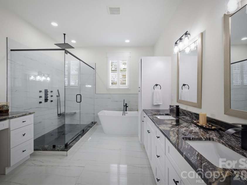 4820 Glen Hollow Lane, Hickory, NC 28601.  MLS# CAR4406344, YatesRealty ID 41347. 